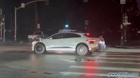 这张截取自酬酢媒体视频的画面浮现，2025 年 12 月 20 日，好意思国加州旧金山际遇停电时辰，一辆 Waymo 无东说念主驾驶车辆淹留在说念路上。 